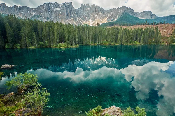 Paisaje del lago Carezza, Dolomitas, Italia — Foto de Stock