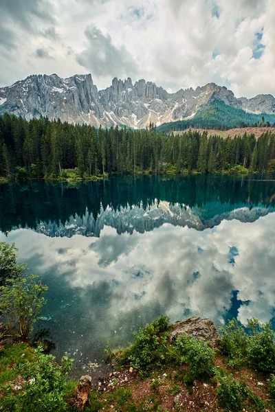 Paisaje del lago Carezza, Dolomitas, Italia — Foto de Stock