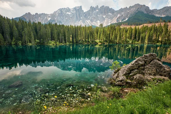 Paisaje del lago Carezza, Dolomitas, Italia — Foto de Stock