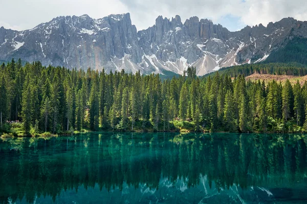 Paisaje del lago Carezza, Dolomitas, Italia — Foto de Stock