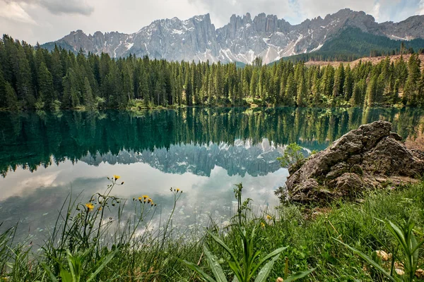 Paisaje del lago Carezza, Dolomitas, Italia — Foto de Stock