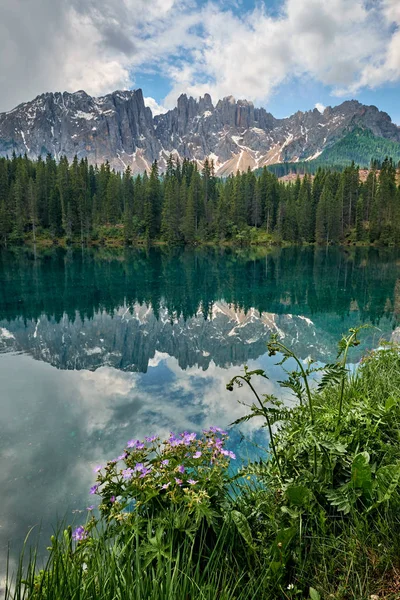 Paisaje del lago Carezza, Dolomitas, Italia — Foto de Stock