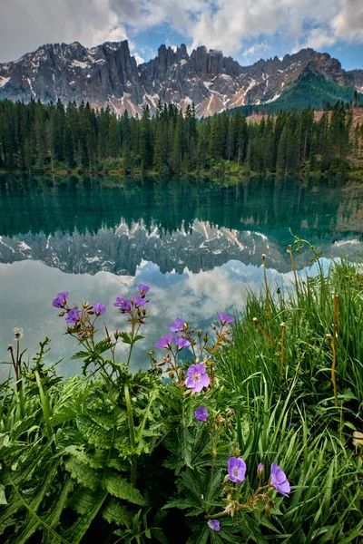 Paisaje del lago Carezza, Dolomitas, Italia — Foto de Stock