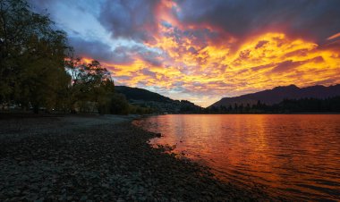 Wakatipu Gölü 'nün Yeni Zelanda' da gün doğumunda manzarası