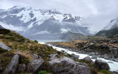 Yeni Zelanda 'daki Cook Dağı Ulusal Parkı' ndaki Hooker Valley Pistinin manzarası