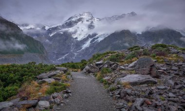 Yeni Zelanda 'daki Cook Dağı Ulusal Parkı' ndaki Hooker Valley Pistinin manzarası