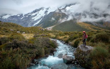 Yeni Zelanda 'daki Cook Dağı Ulusal Parkı' ndaki Hooker Valley Pistinin manzarası