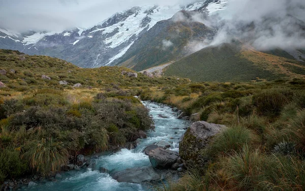 Yeni Zelanda 'daki Cook Dağı Ulusal Parkı' ndaki Hooker Valley Pistinin manzarası
