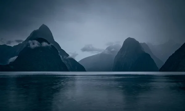 ニュージーランド ミルフォードサウンドの風景 ロイヤリティフリーのストック画像