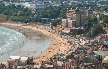 SCABOROUGH, İngiltere - 2. SEP 2018: Güneşli bir günde Scaborough şehrinde yürüyen ve dinlenen insanlar