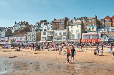 SCABOROUGH, İngiltere - 2. SEP 2018: Güneşli bir günde Scaborough şehrinde yürüyen ve dinlenen insanlar