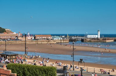 SCABOROUGH, İngiltere - 2. SEP 2018: Güneşli bir günde Scaborough şehrinde yürüyen ve dinlenen insanlar