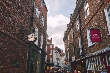 YORK, İngiltere - 29 Sep 2018: New York, İngiltere 'de eski bir cadde olan Shambles çevresindeki manzara