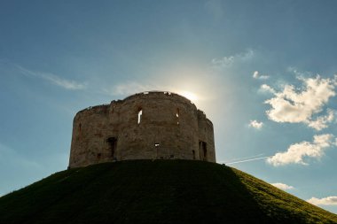 Clifford Kulesi 'nin manzarası güneşli bir günde York City, İngiltere' de.