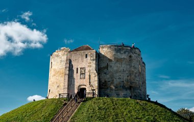 Clifford Kulesi 'nin manzarası güneşli bir günde York City, İngiltere' de.