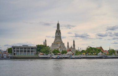 Bangkok, Tayland 'da Wat Arun (Şafak Tapınağı) ve Chaopraya nehri manzarası