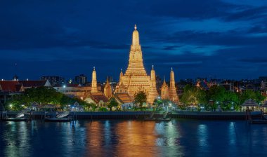 Bangkok, Tayland 'da Wat Arun (Şafak Tapınağı) ve Chaopraya nehri manzarası