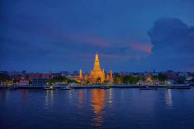 Bangkok, Tayland 'da Wat Arun (Şafak Tapınağı) ve Chaopraya nehri manzarası