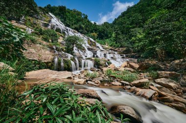 Mae Ya şelalesinin manzarası güneşli bir günde Chiang Mai, Tayland 'da