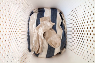 Çamaşır sepeti plastik bir delik, bir sepet kirli nesneleri bir göz beyaz renk.