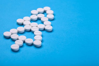 Tablet alt görünümü bir kutlama metin için özgür kopya yer ile mavi bir arka plan üzerinde Noel ağacı.