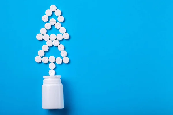 Albero Natale Pillole Che Crescono Una Bottiglia Plastica Uno Sfondo — Foto Stock