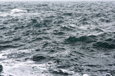 Çalkantılı bir fırtınada dalgalar deniz hava bulutlu.