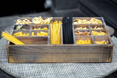 ahşap kutu için farklı türlerinden makarna geleneksel İtalyan mutfağı duran tablosundaki hücreler.