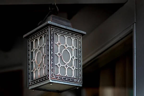 Traditionelle Eiserne Lampe Mit Muster Und Glas Auf Dunklem Hintergrund — Stockfoto