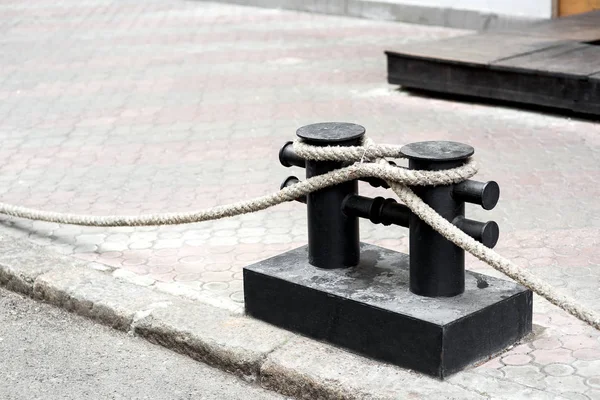 Ein Eiserner Anlegepoller Von Schwarzer Farbe Der Mit Einem Seil — Stockfoto