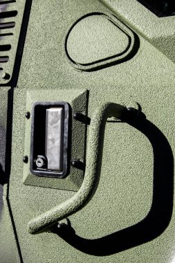 Kapıyı kapat ve bir zırhlı askeri araç kulplu kilitle.