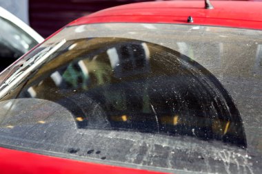 Araç yıkama kirli araba cam, kir ve toz ile lekeli closeup arka cam hatchback için kavramsal arka plan.