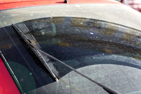 すぐワイパーによってきれいに泥で汚れたガラスをガラスのワイパーのハッチバックの後ろに赤い車の汚れた車ガラス背面図 — ストック写真