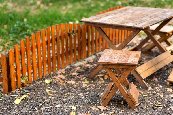 Une Chaise Bois Près Une Table Bois Sur Fond Une — Photo
