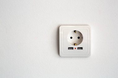 evrensel güç Avrupa Standart 220 volt ile mobil cihazları şarj etmek için iki konnektör usb soket. metin kopyalama yeri olan beyaz bir duvar üzerinde soket beyaz plastik.