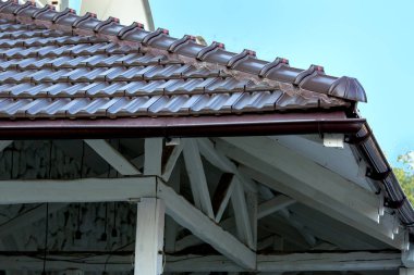 Ahşap ahşap kahverengi zemin ile beyaz çubukları gölgelik.