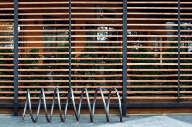 Bisiklet Park arka plan cephe üzerine çevre eko taşıma için dekore edilmiş panoları ve yeşilliklerle, kimse.