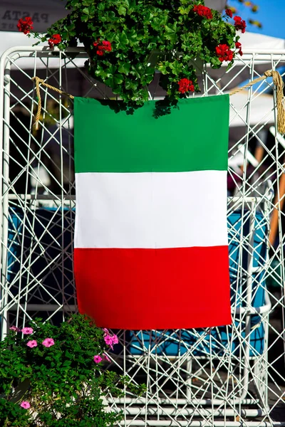 Bandera Italia Colgando Exterior Café Calle Decorado Con Flores Cerca — Foto de Stock