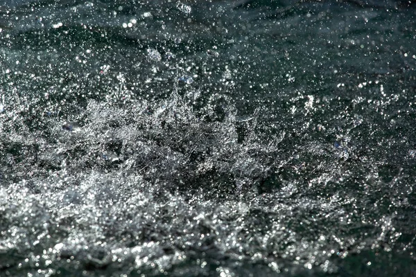 Deniz Yüzeyi Sıvı Sıçraması Bir Close Bir Güçlü Yağmur Damlaları — Stok fotoğraf