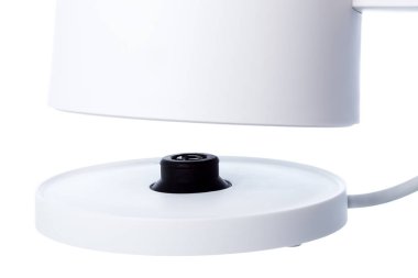 Beyaz elektrikli su ısıtıcısı beyaz bir arka plan üzerinde izole elektrik kontağı ile bir stand üzerine yükleme.