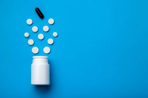 Conceptuele Medische Achtergrond Met Witte Plastic Fles Witte Tabletten Met — Stockfoto