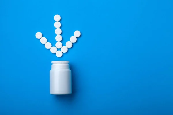 Una Bottiglia Pillole Uno Sfondo Blu Simbolo Della Freccia Che — Foto Stock