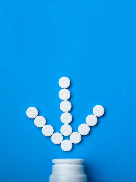 Een Verticale Blauwe Achtergrond Met Pillen Die Aangeeft Richting Vorm — Stockfoto