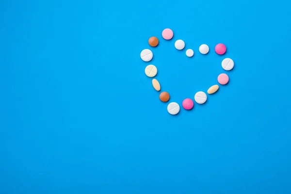 Een Hartsymbool Van Tabletten Van Verschillende Kleuren Vormen Een Blauwe — Stockfoto