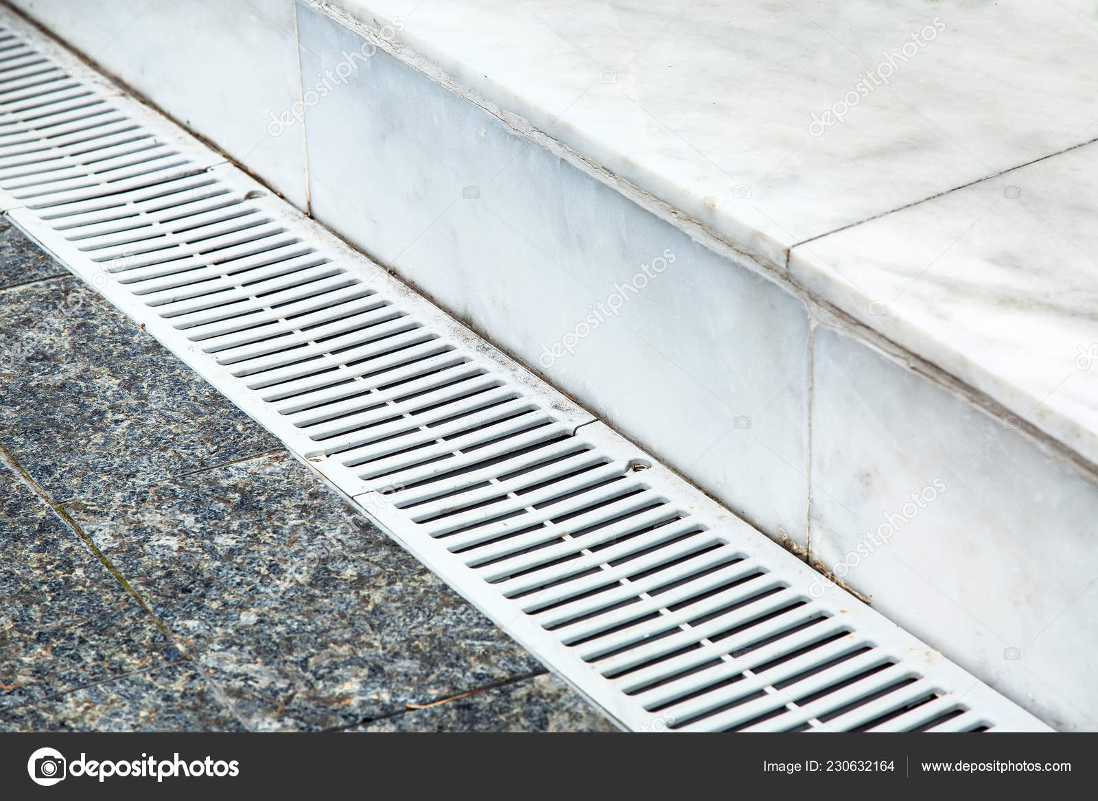 人行道上的排水系统的排水沟大理石瓷砖背景上的特写金属格栅浅色——图库图片© BespaliyA #230632164, image size:1600x1167