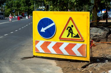 onarım çalışmaları ile iletişim onarmak için bir çukur ile tehlikeli bir site yol hakkında bir uyarı işareti.