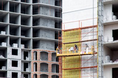 Bir yüksek ısı tasarrufu konut binasının mineralyün bina cephe weatherizing üzerinde çalışmak.