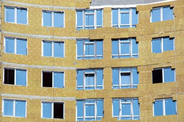 Windows, mineral yün ile izole edilmiş bir bina ile cephe yakın çekim.