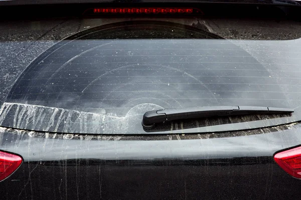 乾燥した塵から点滴に汚れた車リアウィンドウ — ストック写真