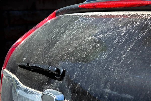 ほこりの層で覆われて汚れた車ガラス後部窓ワイパー — ストック写真